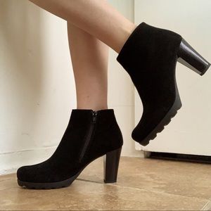 La Canadienne Waterproof Suede Boots (Size 6.5)